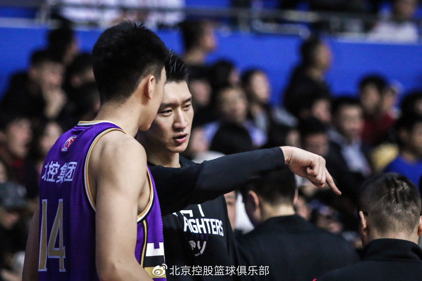 包含中国男篮绝地反击热火，福克斯完成帽子戏法的词条