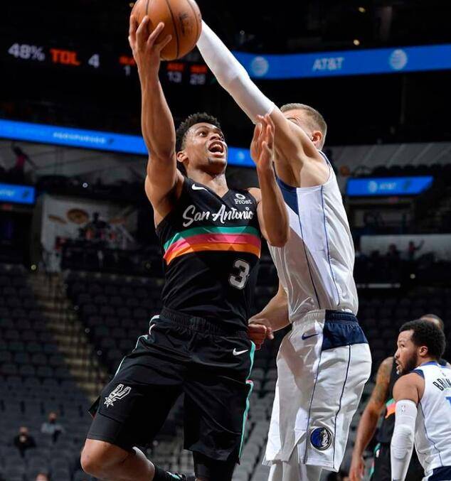 关于波兰男篮鏖战马刺，瓦兰丘纳斯三分雨点燃全场的信息