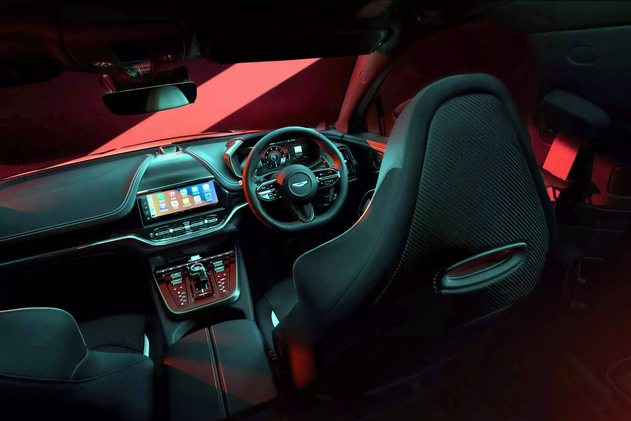 包含阿斯顿马丁翻盘梅赛德斯，塞恩斯统治全场的词条