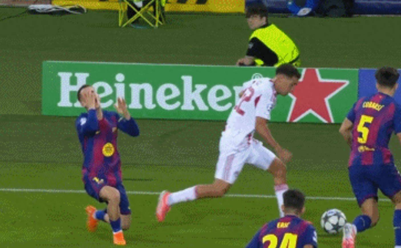 比赛中出现红牌事件，引起争议