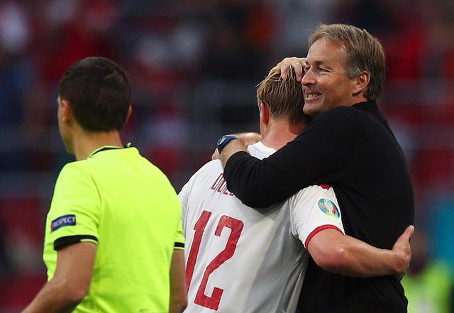 乌克兰与丹麦在场上展开角逐