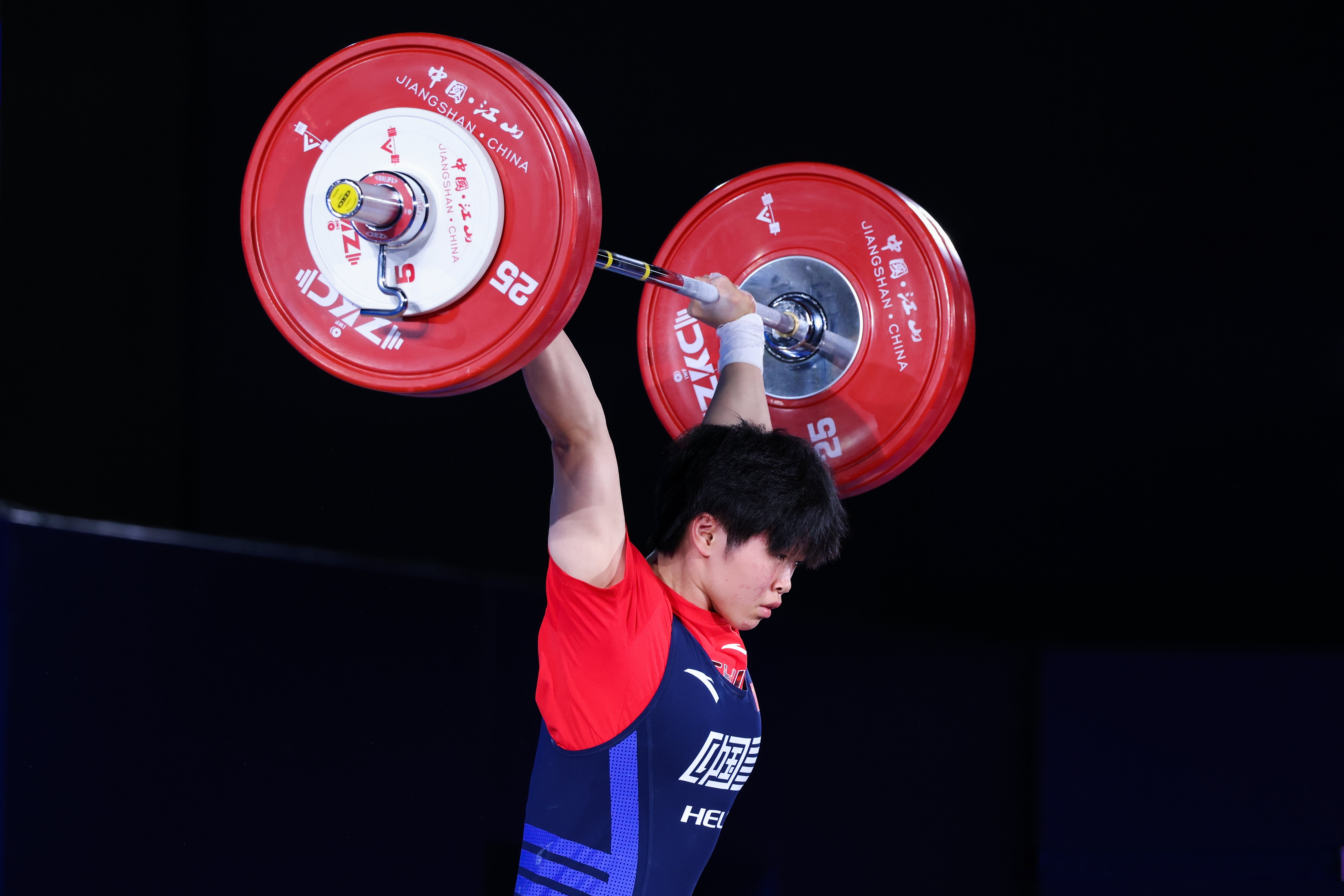 关于举重比赛中力挽狂澜逆袭，突围晋级决赛的信息