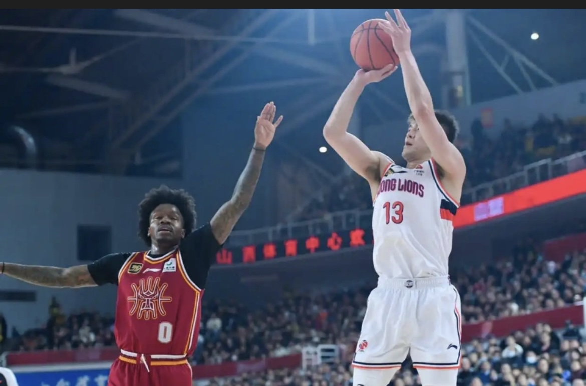 山西男篮迎战广西队，赛事激烈