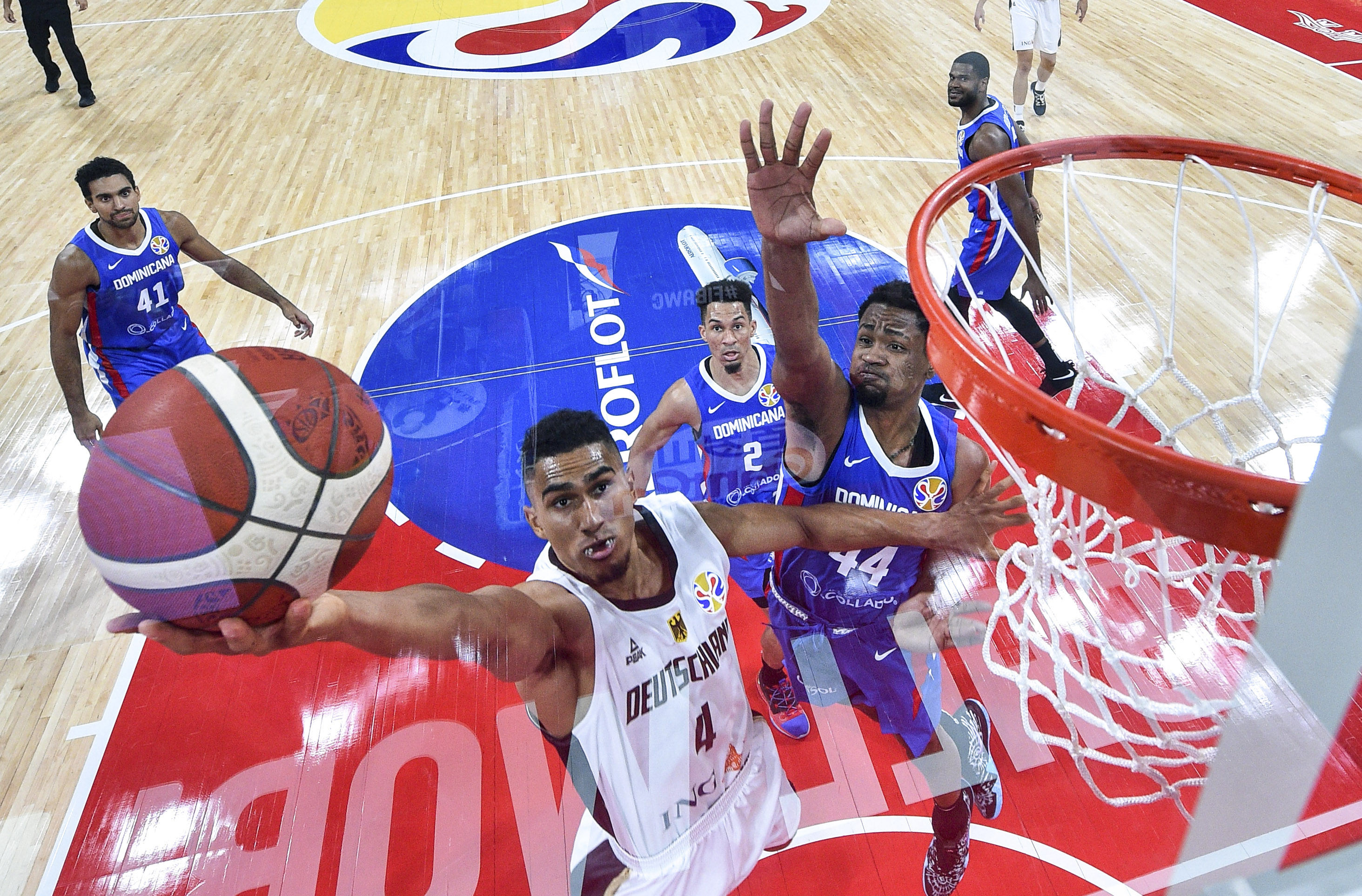 东欧篮球冠军赛竞争激烈，四支强队角逐