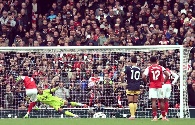 阿贾克斯客场逆转，豪取三分