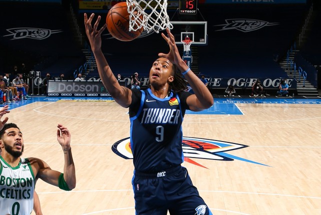 追平队外援获选全明星首发中锋