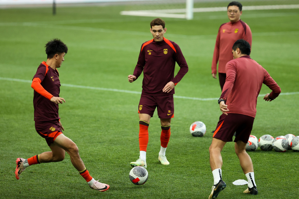 足球比赛中球员们的飒爽英姿