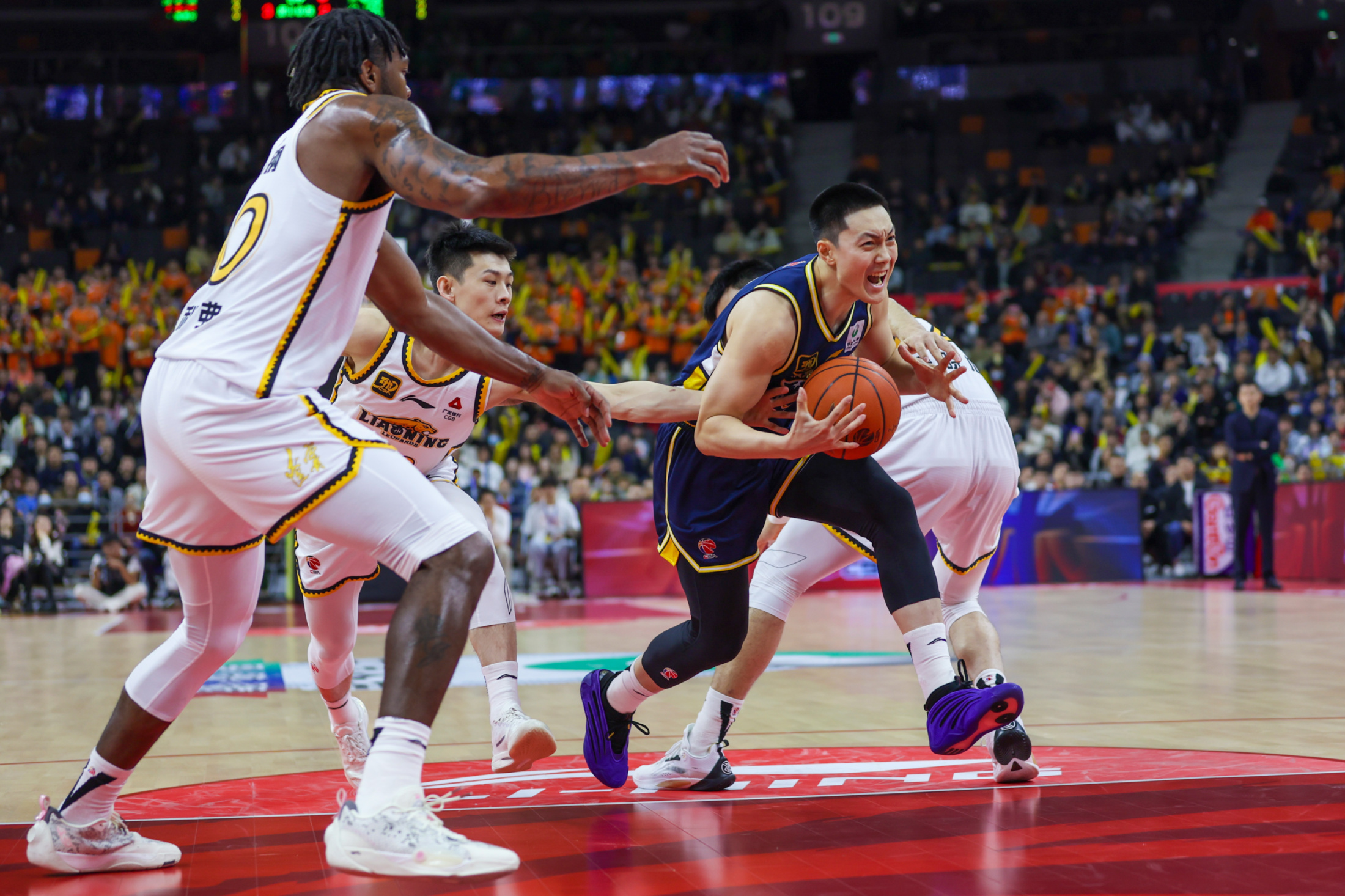 关于篮球赛事胜负悬念重重，球队实力均衡的信息