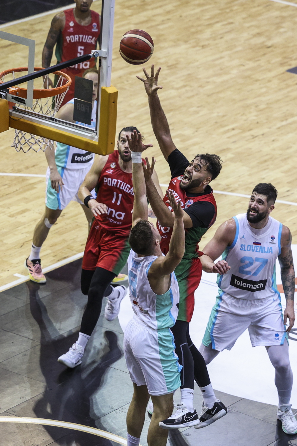 葡萄牙队在欧洲杯预选赛小组赛中完胜对手