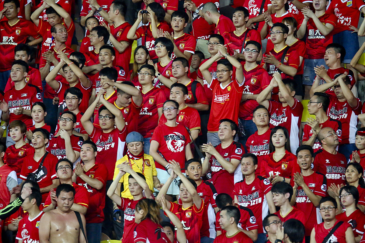 激烈比拼，胜负难料，球迷尽情欢呼