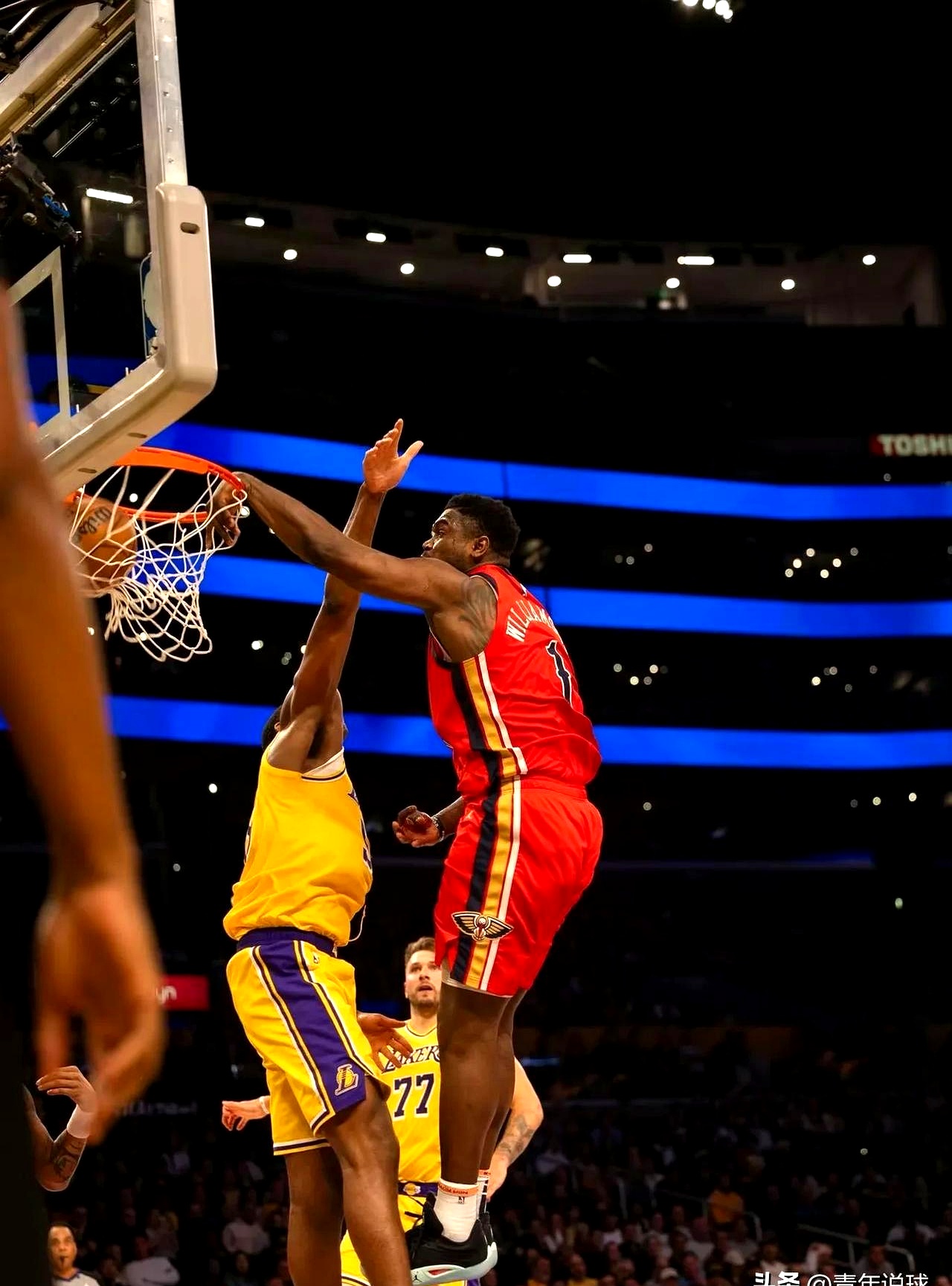 包含湖人队大胜开拓者，稳固西部第一位置的词条