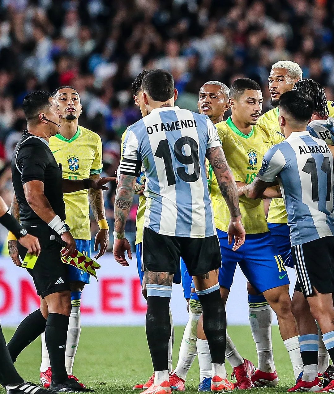 包含马德里竞技鏖战巴西，马丁内利点燃赛场的词条