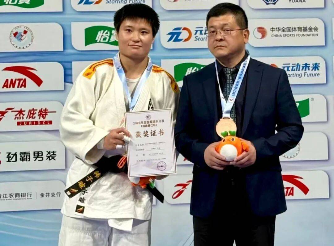 中国选手勇夺银牌,力争冲击世界纪录 中国选手勇夺银牌,力争冲击世界纪录