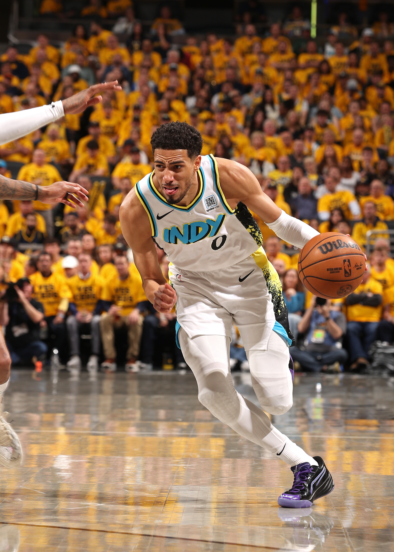 关于步行者鏖战雄鹿，恩比德制霸全场的信息