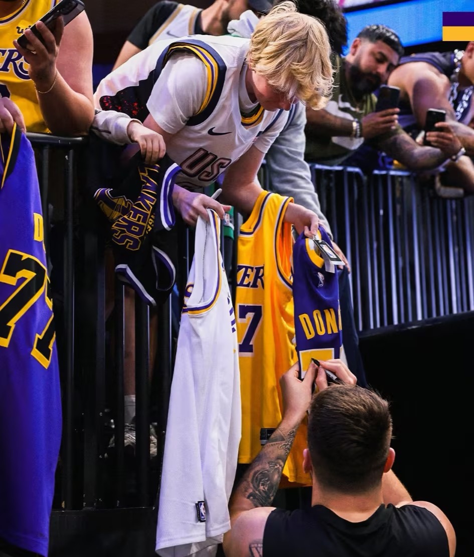 关于西班牙男篮绝地反击湖人B队，莫兰特三分雨点燃全场的信息