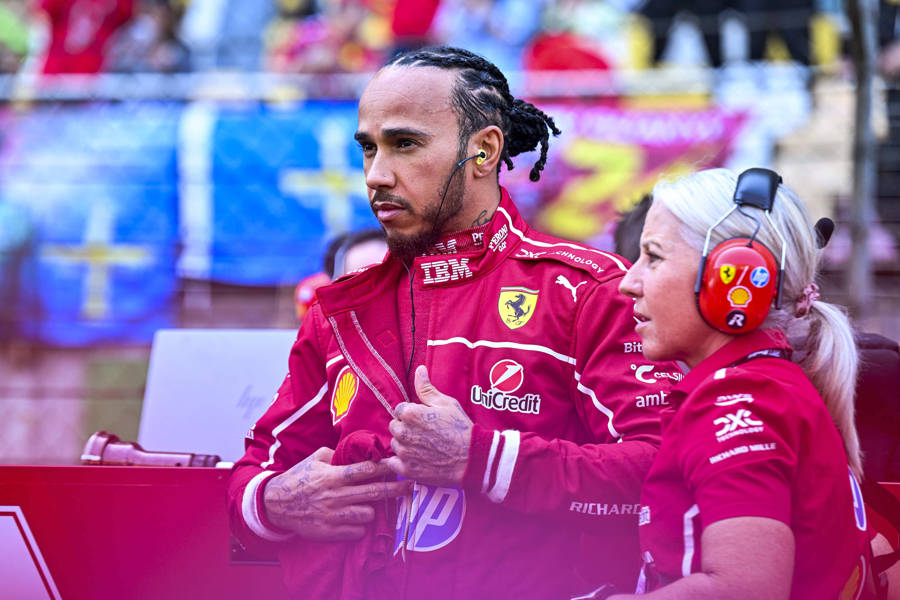 索伯车队轻取红牛车队,汉密尔顿点燃赛场的简单介绍 索伯车队轻取红牛车队,汉密尔顿点燃赛场的简单介绍